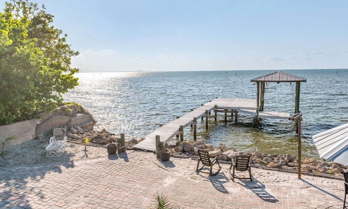 Ruskin Hütte | Waterfront Shack on Tampa Bay! Tranquil Million dollar views,2 beds/loft cottage