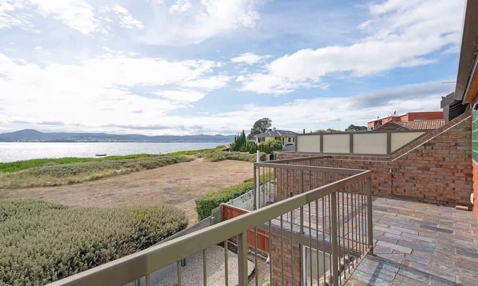 Sandy Bay Haus | Waterfront Stay at Nutgrove Beach