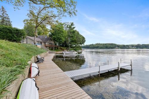Newaygo Wohnung | Waterfront Suite with Dock, Firepit, BBQ