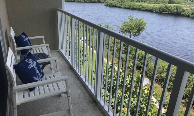 Ruskin Haus | ★ Coastal Getaway ★ 4 Balkone ★ Zugang zum Privatstrand - 2BR Waterfront Townhome