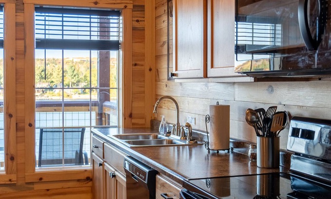 Houghton Kabine | Waterfront Trailside Cabin 23B