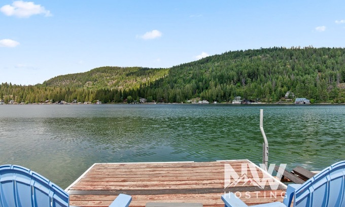 Sagle Kabine | Waterfront w/ Swim Dock, Views, Kayaks & Paddleboards!