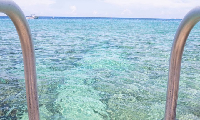 George Town Eigentumswohnung | Waterfront with gorgeous views and direct access to the sea and George Town!