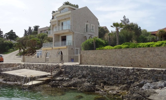 Krasici Villa | Wasserlinie Eigentum mit atemberaubender Aussicht und privatem Pool!