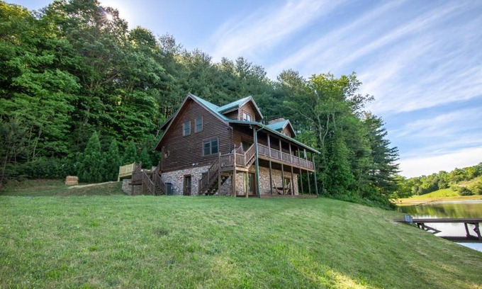 Jefferson Haus | Waters Edge Retreat
