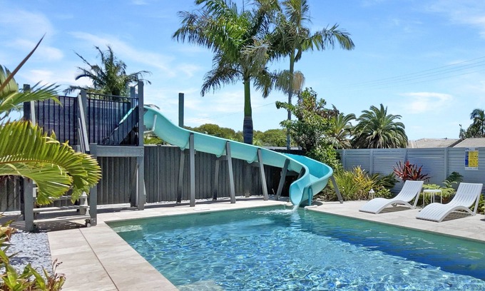 Parrearra Haus | Waterslide, Pool, Games Room ~Family Holiday~ Close to Beach Restaurants & Shops