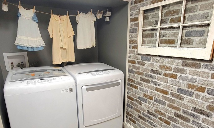 Hickman Hütte | Wayfarer's Inn: Cottage Suite Nestled in a Woodland Setting Near Historic Square