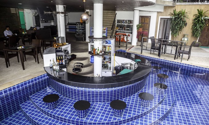 Nanai Road Resort | Patong Deluxe Apartment mit Meerblick, Swimup-Bar und Restaurant am Pool und Fitnessstudio