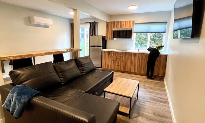 Port Alice Wohnung | WC Oceanside 1 Bedroom 1 Bathroom Apartment with Patio Doors to Courtyard
