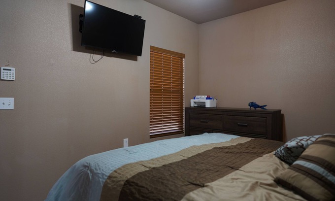 Alamogordo Haus | We offer discounted rates for Holloman AFB TDY/ other 6 month or more tenants.