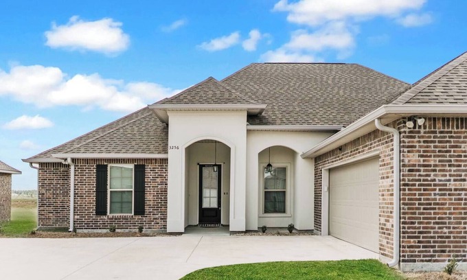 Lake Charles Haus | Welcome Contractor Stays at Rosehill Retreat