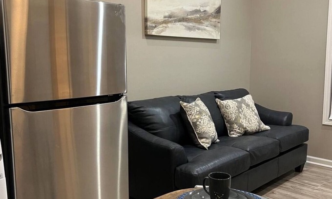 Guntown Hütte | Welcome to Cozy Comfortable True JOI. Charming 1-bedroom cottage in Guntown