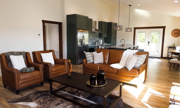 Versailles Haus | Welcome to FarRhode Stable! A new, charming, 3 bedroom, 2-bathroom luxury condo perched above a beautiful barn. You will feel like a true Kentuckian with the gorgeous views of horses, cattle, donkeys, & even ducks! Book now for a perfect stay!