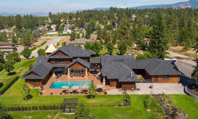 Southeast Kelowna Haus | Welcome to our exceptional vacation rental property located in the heart of Kelowna