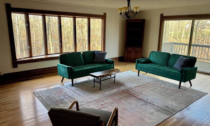 Melmore Haus | Welcome to St. John’s Hollow Retreat! Charming 3-bedroom house outside of Tiffin