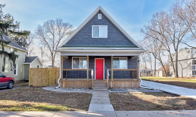 Lincoln Haus | Welcome to...the good life, 4 bed 2 bath house located in the heart of Lincoln