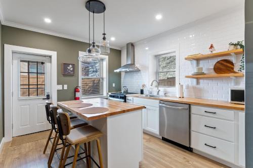 North Philadelphia West Wohnung | Welcome to The Lux Collective a Spacious 5-Bedroom House close to Stadiums, Universities, Center City & more!