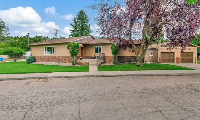 Farviews - Pattee Canyon Haus | Welcome to your Missoula getaway! A spacious stay near Downtown & the University