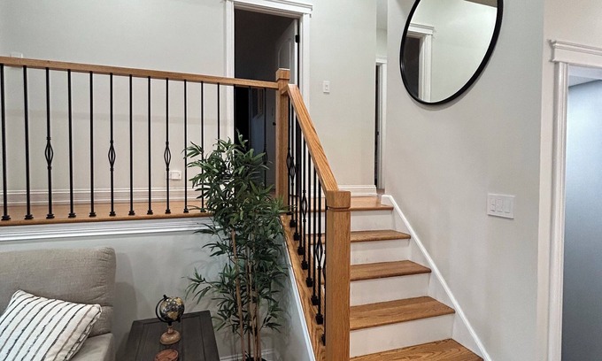 Des Plaines Haus | Welcome to your perfect getaway in our beautifully renovated home!