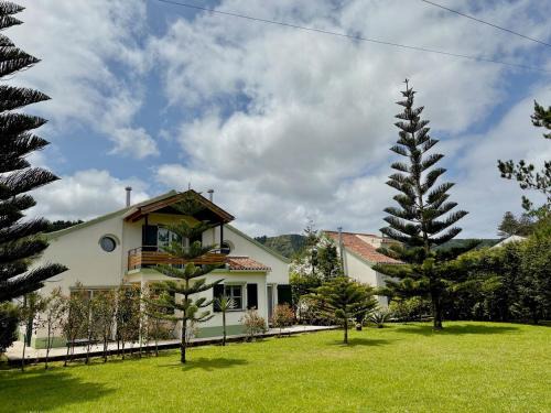Sete Cidades Haus | WelcomeBuddy - Sete Cidades - Garden & Lake