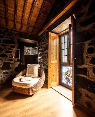 Cais do Pico Haus | Welcoming House in São Roque do Pico with Mountain View