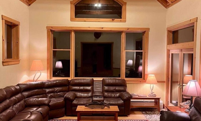 Caratunk Kabine | Well accommodated lakeside lodge with ITS trail access near West Forks, Maine.