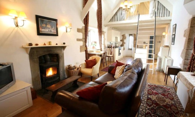 Mathern Sonstige | Welsh Gatehouse: Historical Castle with EV Charger