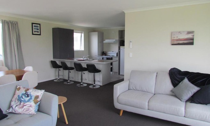 Te Kopuru Haus | West Coast Wonder 4 Minutes Drive to Glinks Gully