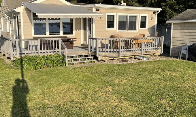 Fairhaven Hütte | West Island Waterfront Cottage