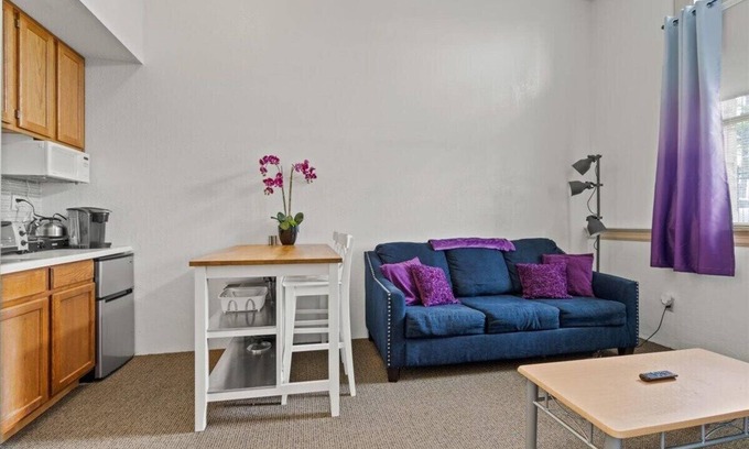 Kansas City Wohnung | Westport PrivateSuite - FreeParking - Walkable