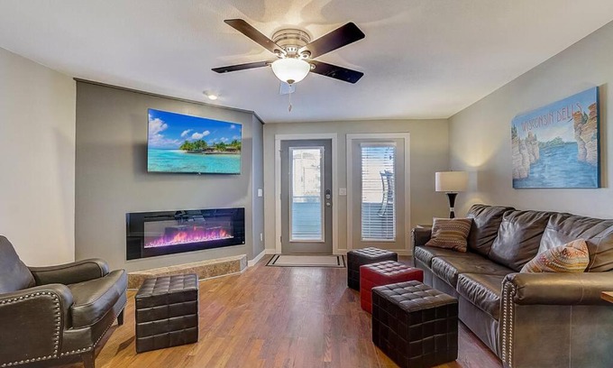 Lake Delton Wohnung | WFC II Lake Access - Family or Romance - Location!