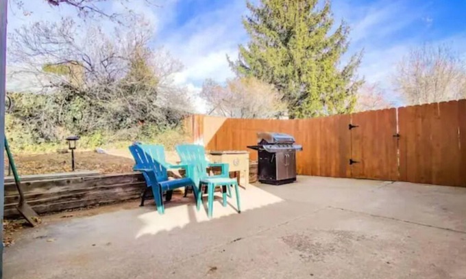 Sparks Haus | WFH Private Suite kitchen & Yard