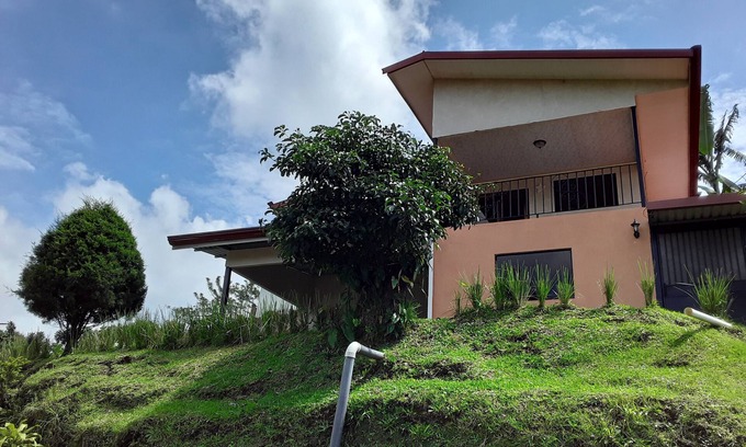Grecia Haus | What A Retreat! In a pleasant neighborhood in the beautiful hills above Grecia.