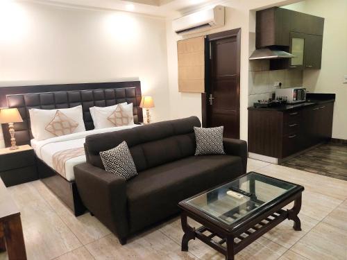 Sector 51 Wohnung | When In Gurgaon - ARTEMIS HOSPITAL 1 Min Walk, FORTIS & MEDANTA 4 Mins Drive
