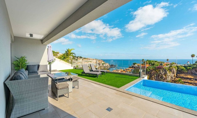 Camara de Lobos Haus | Where Serenity Meets Blue Horizons.
