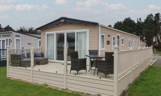 Cayton Bay Hütte | WHISPERING WILLOWS, pet friendly, with a garden in Cayton Bay