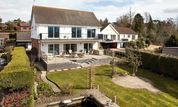 Horning Haus | WHITE GABLES, pet friendly, character holiday cottage in Horning