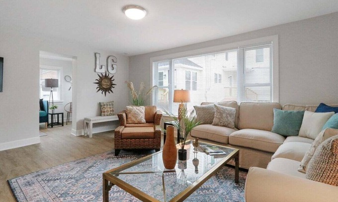 Lake Geneva Haus | White House on Wisconsin-Carriage House |Renovated Colonial Revival |Steps to Main St |Parking for 2