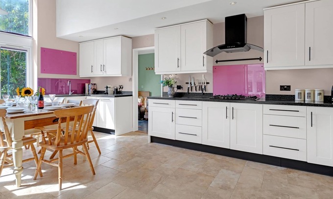 Painswick Hütte | Whitehall Cottage - sleeps 8 guests in 4 bedrooms