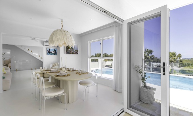 Eimeo Haus | WhitsunStays - The Cyclades 3br, 2bth, Pool, AC Throughout