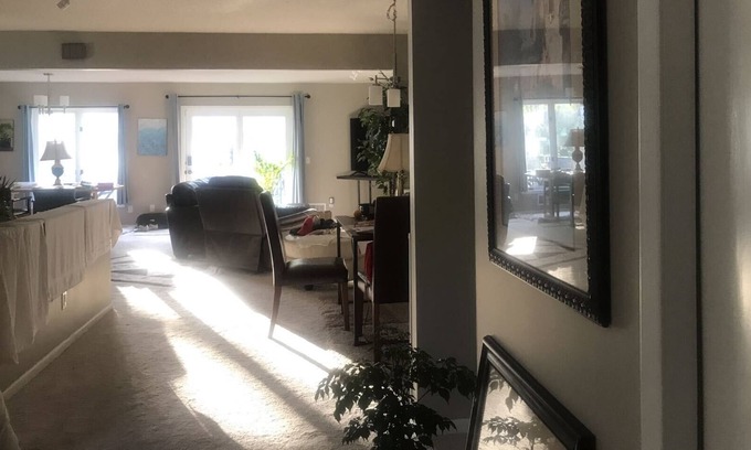 East Bloomington Haus | Whole home with spacious kitchen cozy fireplace by airport mall of American