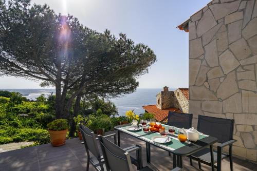 Monserrate Haus | WHome Wilderness Escape: Secluded Haven for Remote Work