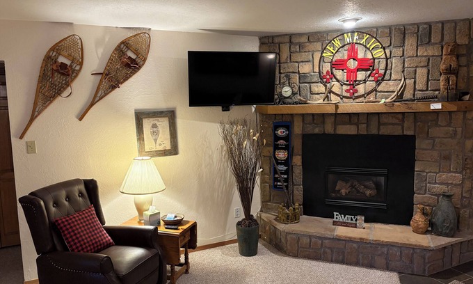 Angel Fire Eigentumswohnung | WiFi..Clean & Updated 2 Schlafzimmer, 2 Badezimmer w / Dish Network, Grill, Reise Schließfach