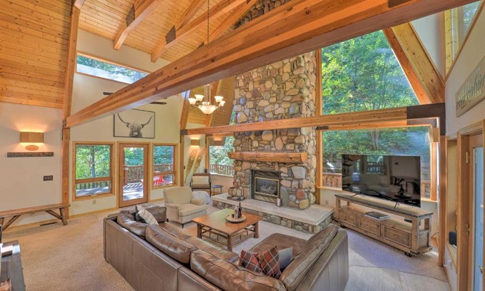 Alpine Haus | Wild Huckleberry Alpine Cabin Fireplace and Deck!