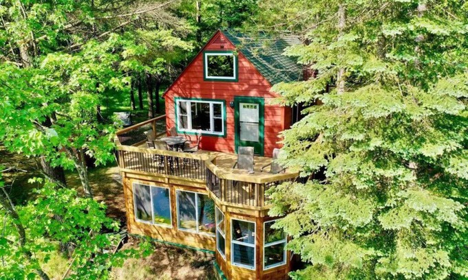 Evart Haus | Wildlife Haven Retreat