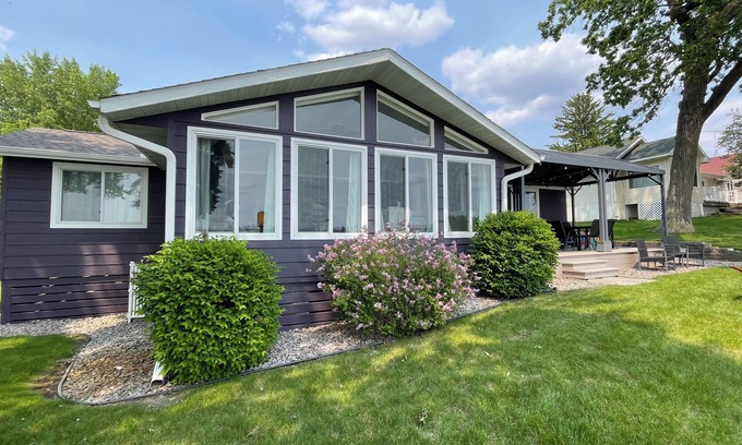 Annandale Haus | Willow Cove Cottage - A Serene 5-Bedroom House on Pleasant Lake in Annandale, MN