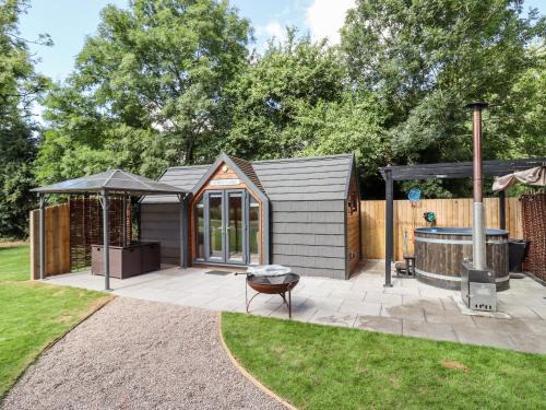 Middleton Cheney Haus | Willow Lodge At Bridge Lake Farm & Fishery