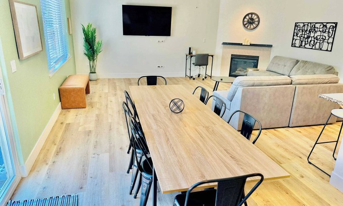 Reno Haus | Willow Song House/Sleeps 13