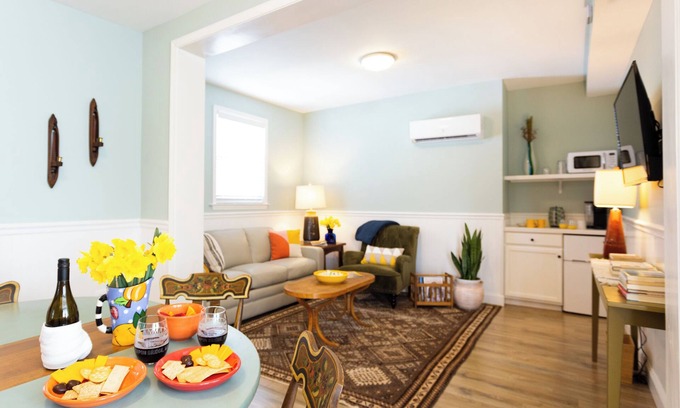 Capon Bridge Kabine | Willow Suite ~ 1 of 5 Unique Stays at Basswood ~ Ground Floor, Ramp Access