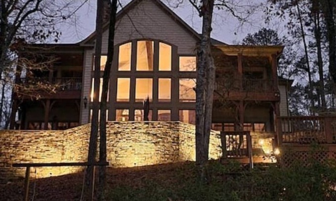 Wedowee Haus | Windows on Wedowee: Lakefront Luxury Private 4 BR/3.5 BA House w/ 2-Level Dock